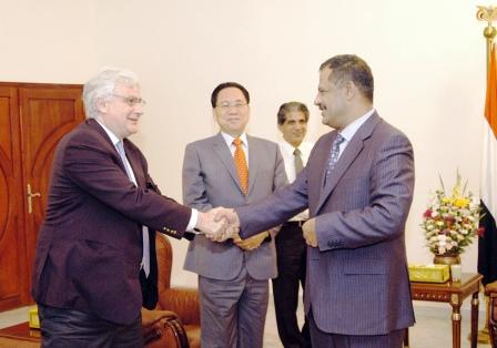 د. مجور لدى استقباله رئيس مجلس إدارة شركة (شينهان) الكورية أمس